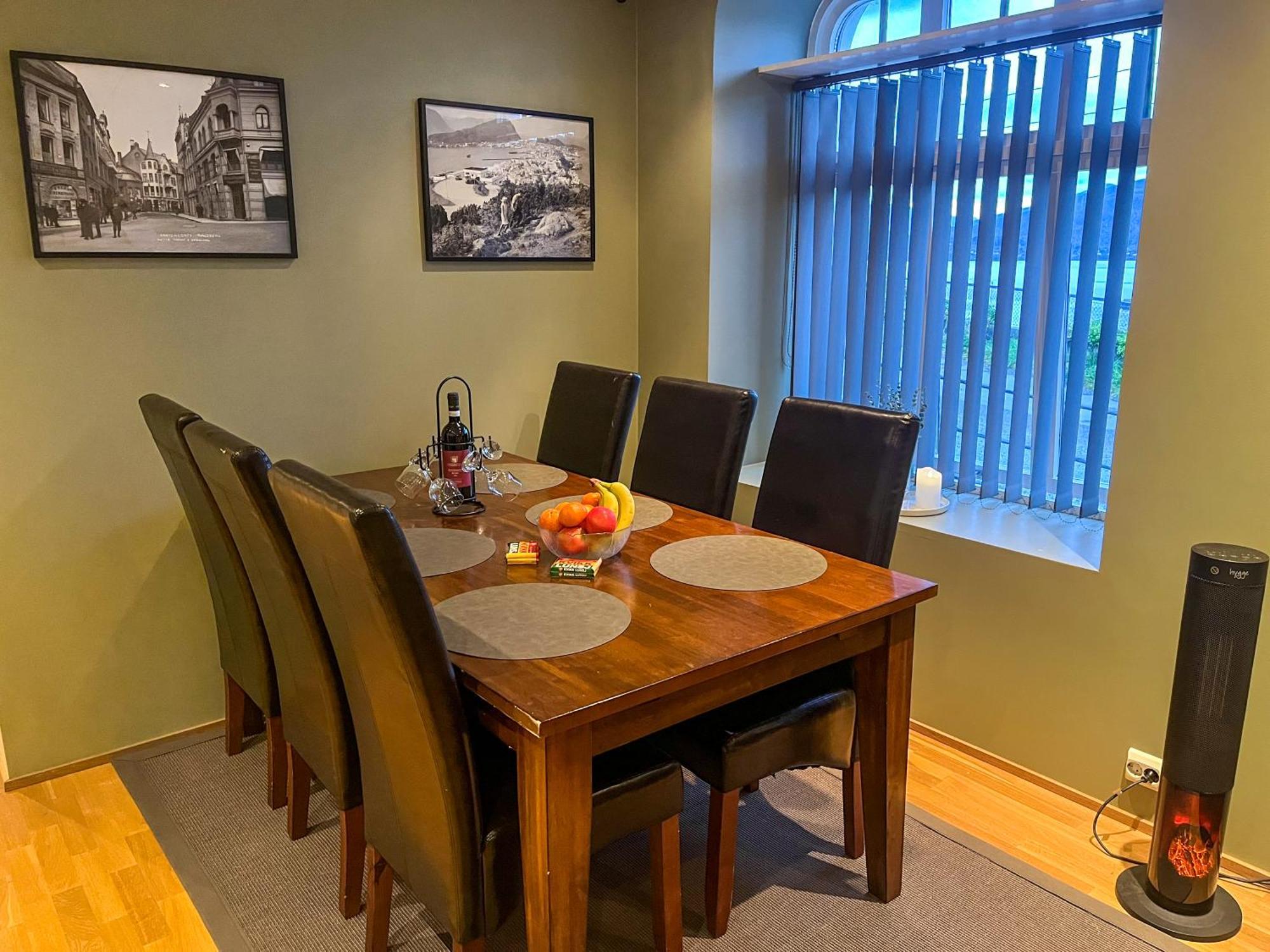 Two-Bedroom City Apartment With Fire Place, Free Parking And Fjordview Terrace - Calm And Central Ålesund Exterior foto